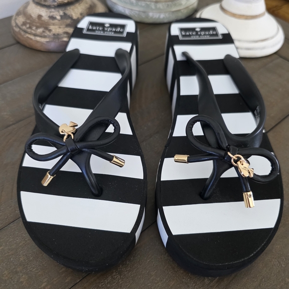 Kate Spade NY Black White Stripe Flip Flop Sandlas Bow Gold Logo SZ- 8 Like New - Picture 3 of 14